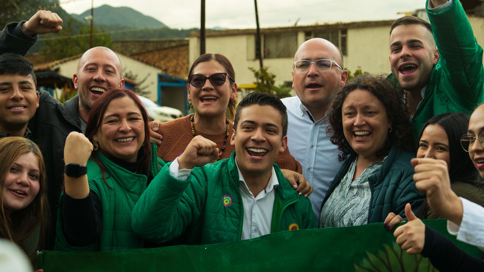 Rolando González celebrando con su equipo de campaña en Tabio